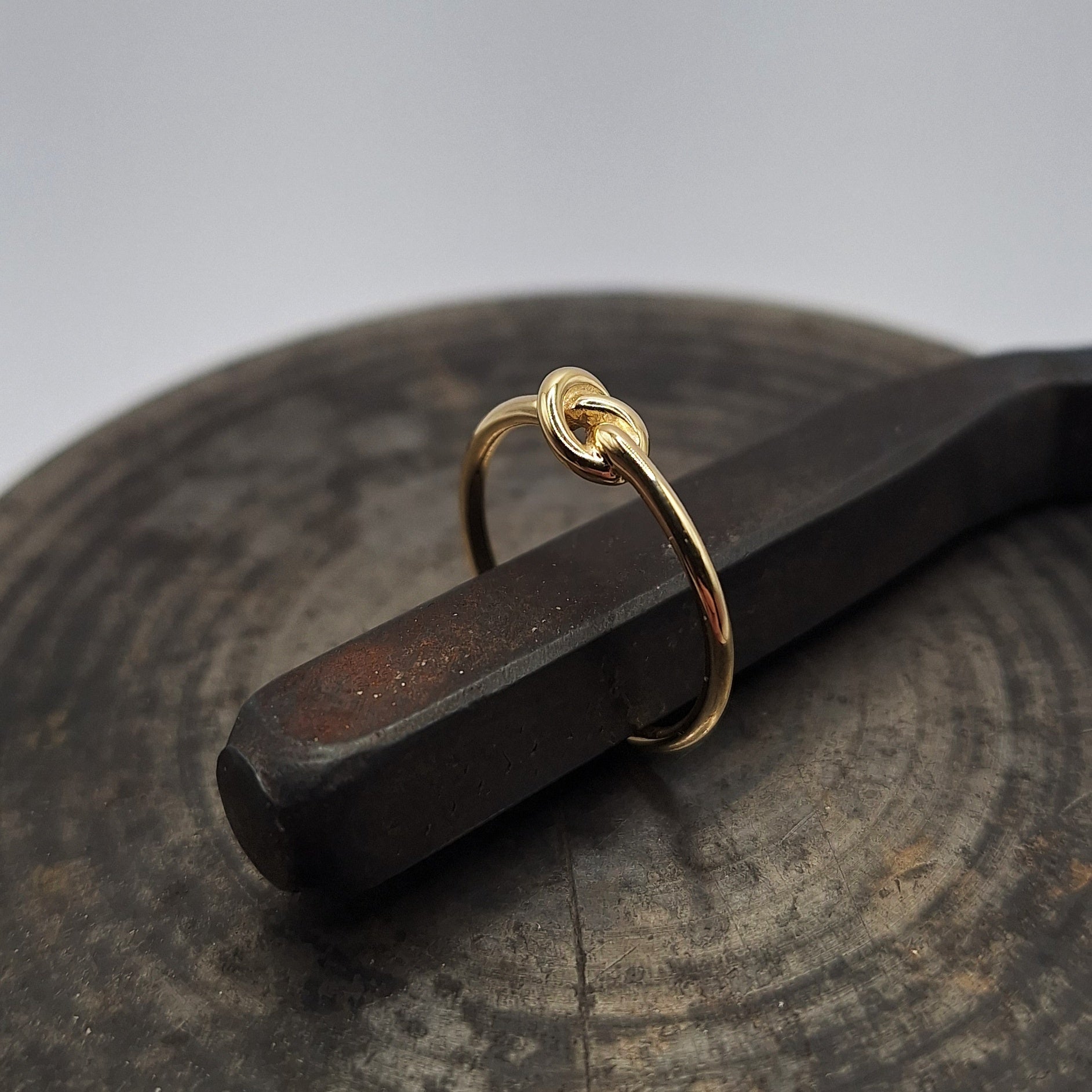 9ct Gold knot ring