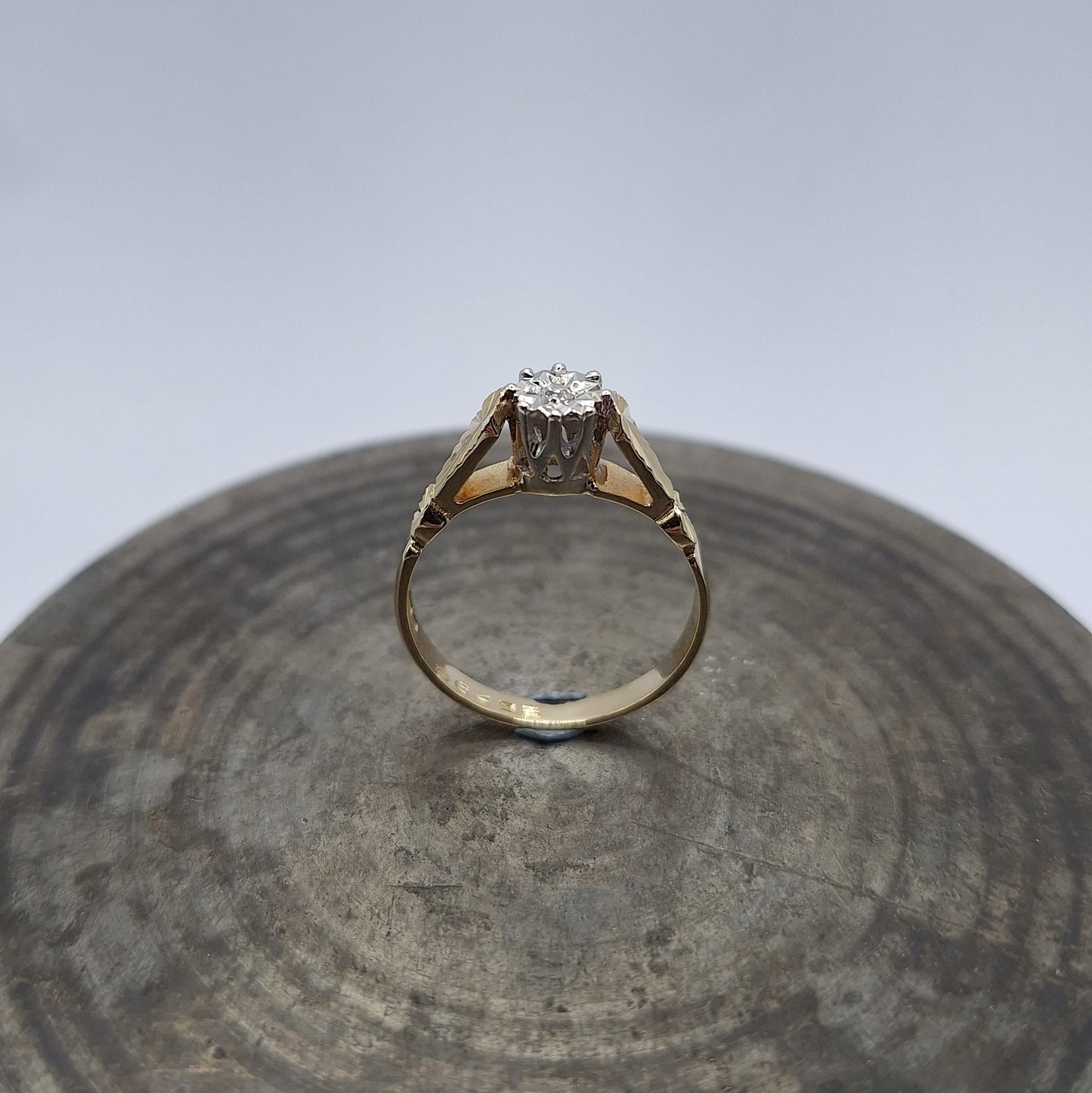 Vintage Illusion set solitaire 9ct & Diamond
