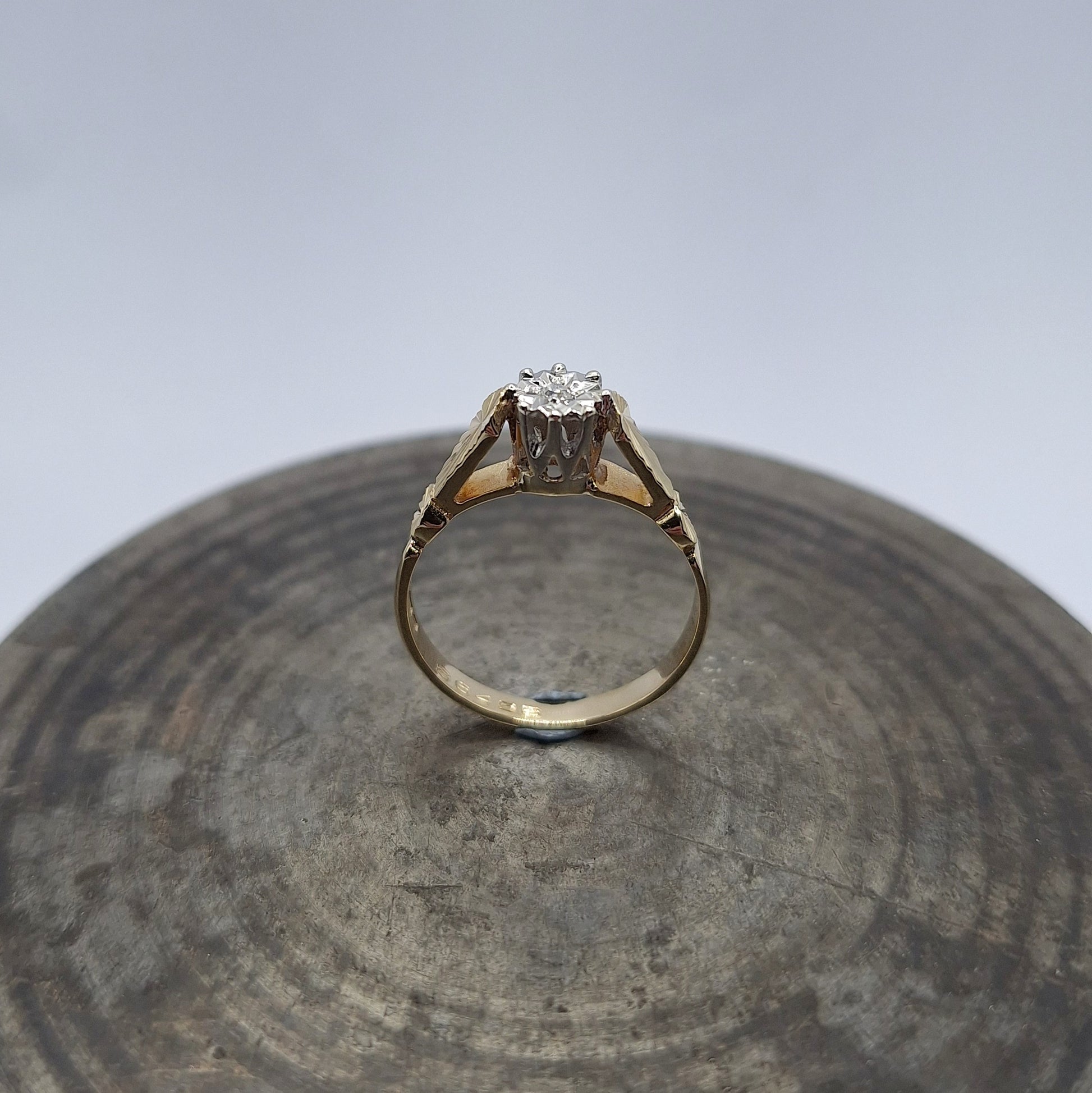 Vintage Illusion set solitaire 9ct & Diamond