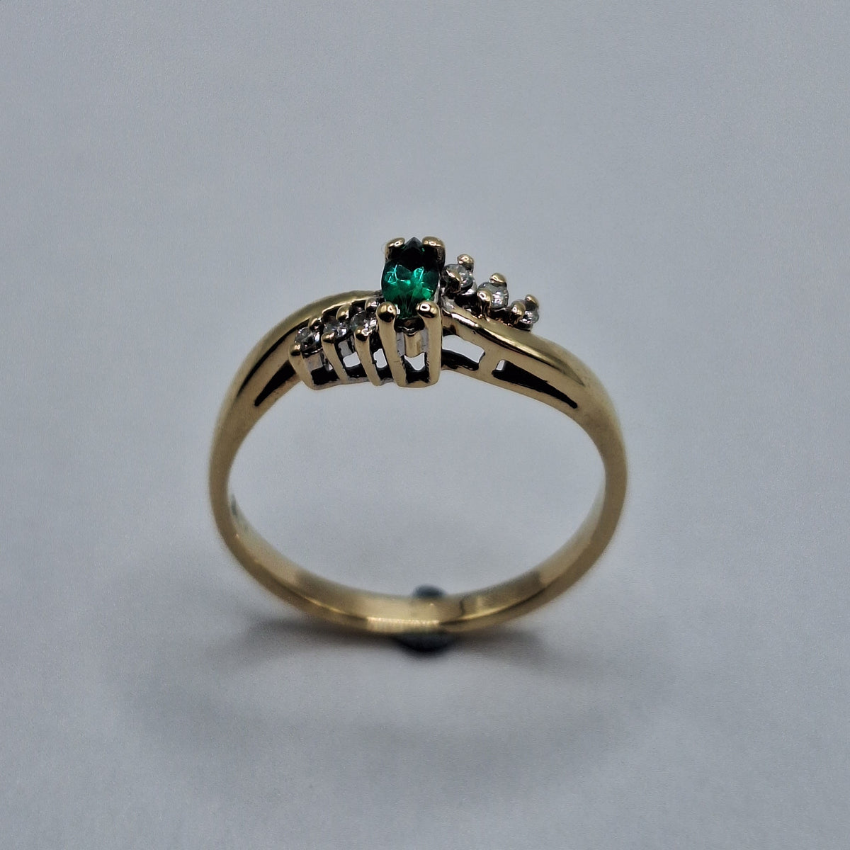 9ct Emerald ring