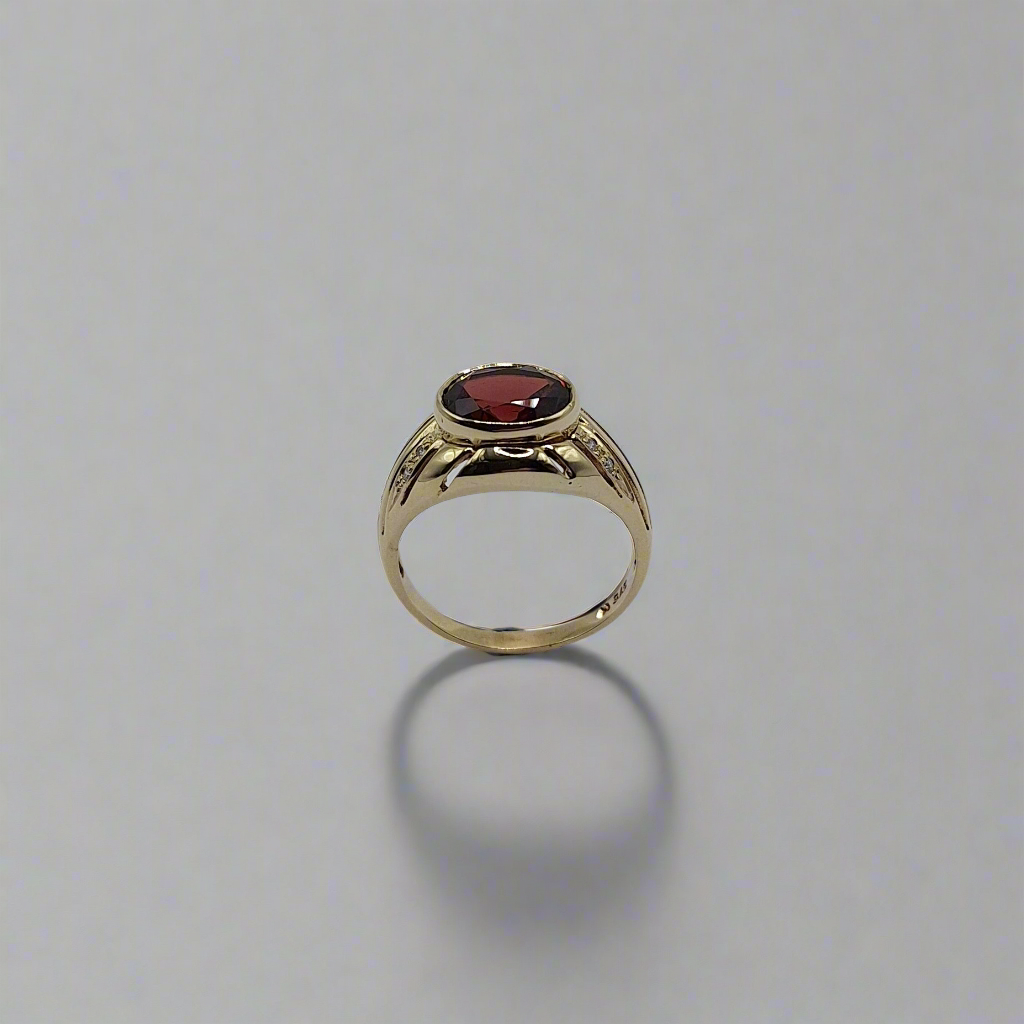 Garnet 9ct gold ring