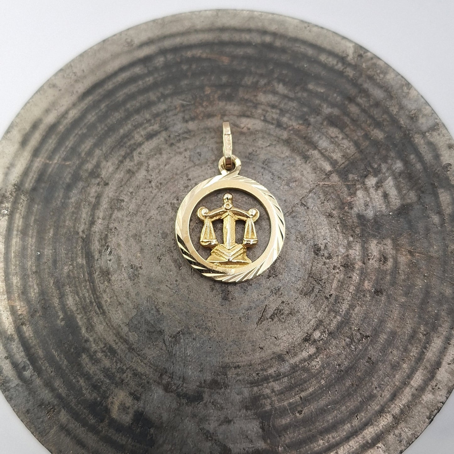 Vintage 9ct libra necklace