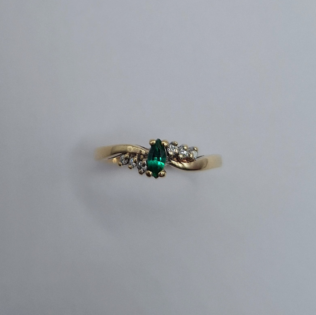 9ct Emerald ring